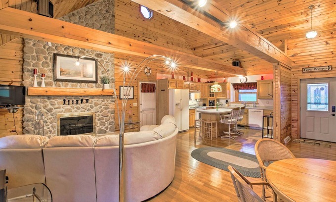 Chilton Cabin | Waterfront Lake Winnebago Cottage - Boat Dock