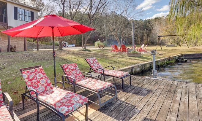 Shelby House | Waterfront Lay Lake Retreat w/Dock & 3 Piers!