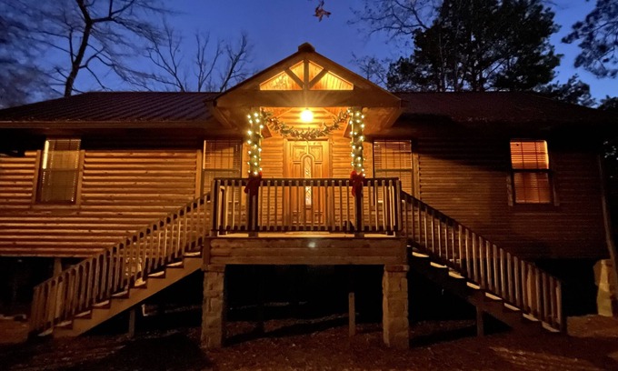 Jefferson Cabin | Waterfront log cabin! 3 bed, 2 bath, 5 kayaks, sleeps 10. Boat dock, fire pit