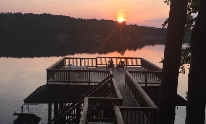 Bracey House | Waterfront Log Cabin On Lake Gaston