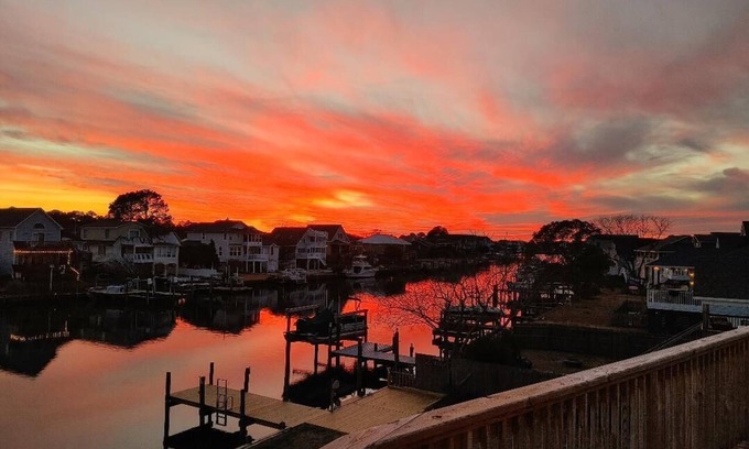 Colington Harbour House | WATERFRONT!. Lux spacious home. Private docks. Fishing, Crabbing, and Kayaking!