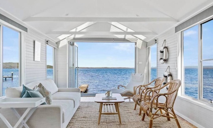 Wrights Beach House | Waterfront Luxury Residence 9 min from Hyams Beach