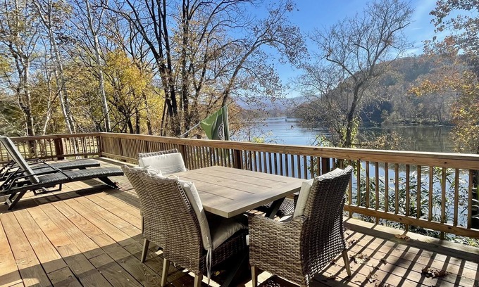 Luray House | Waterfront, Luxury Panoramic View, Fast Wi-Fi, Private River Access Steps Away!