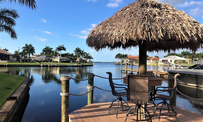 Yacht Club Villa | Waterfront Luxury Villa * South Facing * Pool * Jacuzzi * WiFi * Tiki Hut*