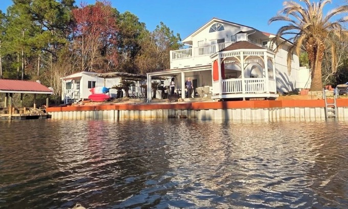 Florida Panhandle House | Waterfront Mediterranean 5-bedroom house, WiFi & AC in charming Milton/Pensacola