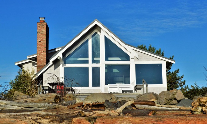 Clinton House | Waterfront, movie theater, kayaks, fire pit.