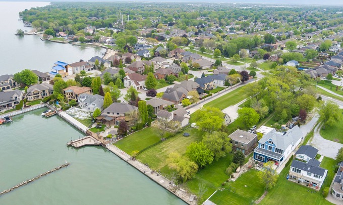 Woodslee House | Waterfront Multi-bedroom home