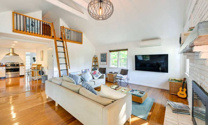 Flanders Cottage | Waterfront New York Getaway w/Kayaks