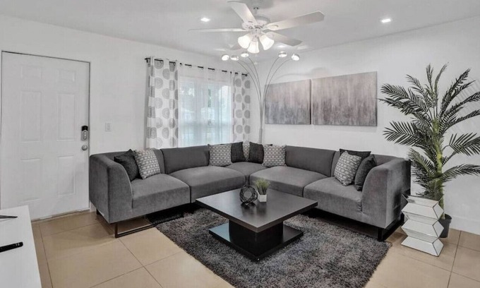 Hollywood House | Waterfront Newly Renovated 4 BR Home