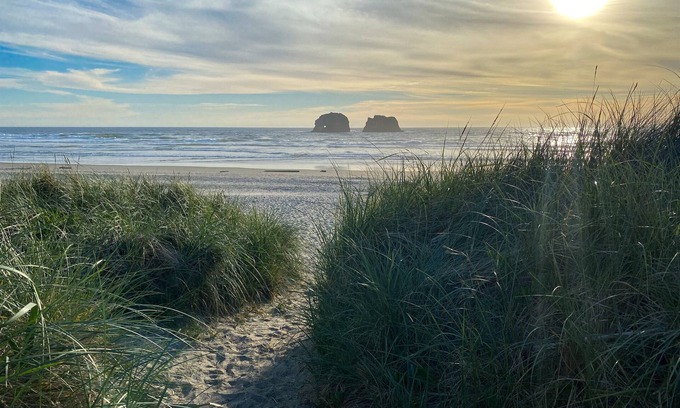 Rockaway Beach Condo | Waterfront Oceanview Rockaway beach home|Steps to beach & Downtown|WiFi|W&D