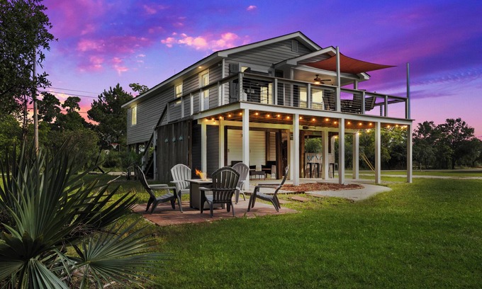 Shoreline Park House | Waterfront Outdoor Bar, Game Room, Fire pit, Grill, Fishing Bay St. Louis Home