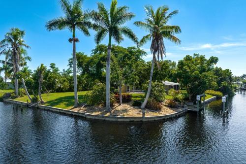 Yacht Club House | Waterfront! Oversize Corner Yard, Dock w/lift, Hot Tub & Pool - Villa Tropical Calusa - Roelens