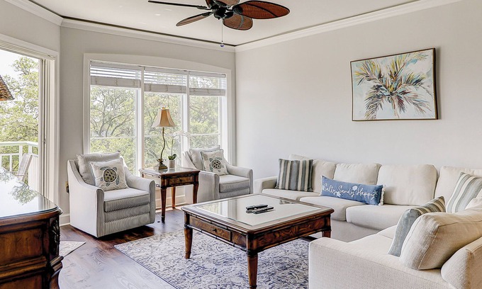 Palmetto Dunes Condo | Waterfront penthouse villa with shared pool, hot tub, & ocean views