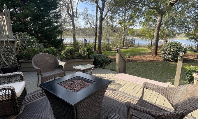 Long Beach House | Waterfront Pet Friendly Fishing Pier, 5 Min to Beach, Sleeps 8+, Kayaks & Bikes!