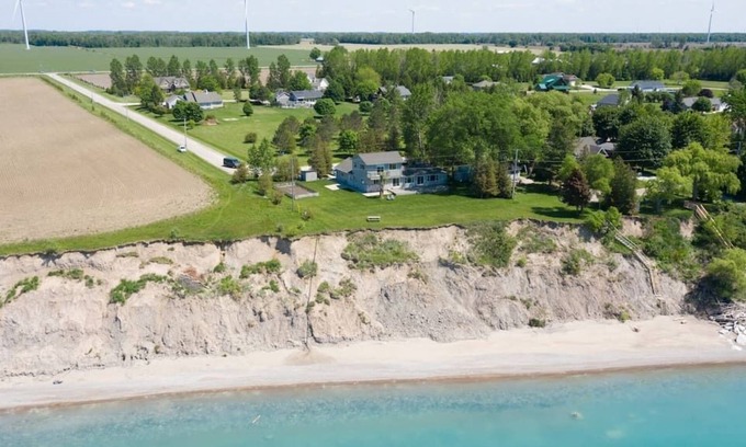 Dashwood Cottage | Waterfront /Private Beach w/Hot Tub by Grand Bend