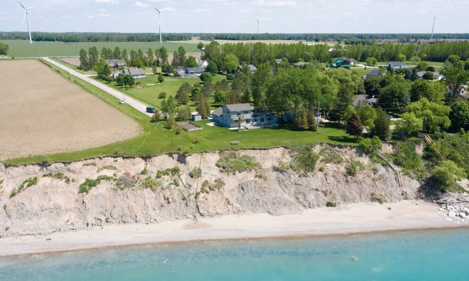 Dashwood Cottage | Waterfront/Private Beach w/Hot Tub by Grand Bend