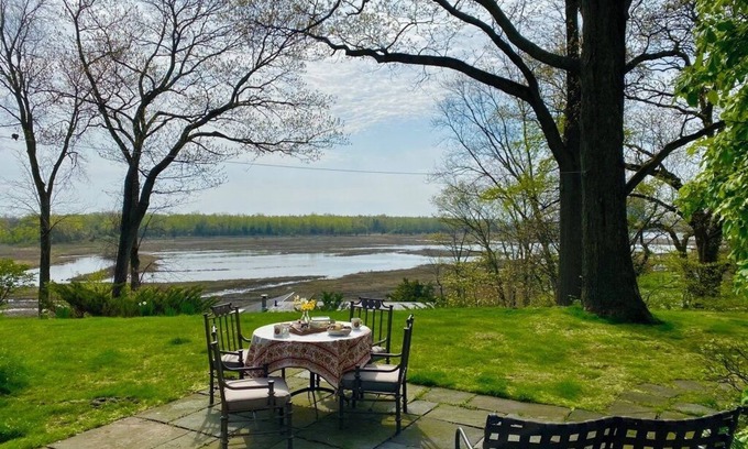 Norwalk House | Waterfront Private Beach community. 21.8K Jul/Sept. 9.6K Oct./Apr. 1 Month Min.