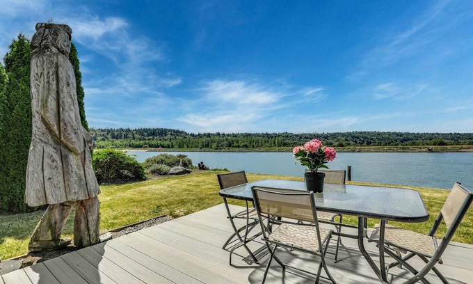 La Conner House | Waterfront rambler. Community beach & boat launch. VIEWS! Great neighborhood!