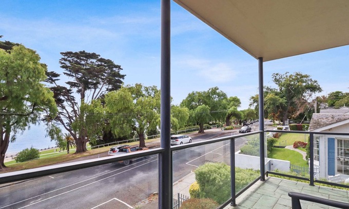 Geelong Apartment | Waterfront Recharge I Central Geelong location