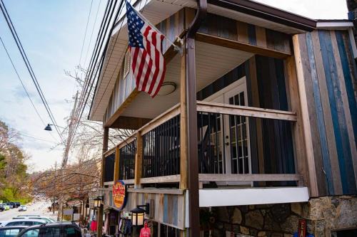 Chimney Rock Apartment | Waterfront Retreat on Main St
