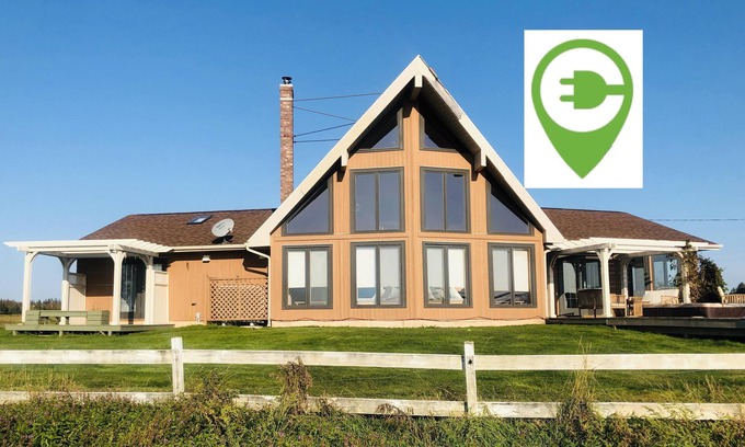 Vernon Bridge House | Waterfront, sleeps 12, Tesla Charger, 20 minutes from Charlottetown