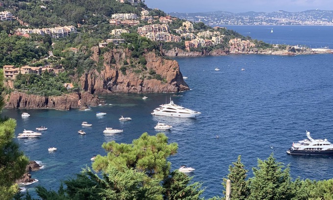Theoule-Superieur Apartment | Waterfront, spectacular view, 4p residence. terrace, quiet, private road, parking