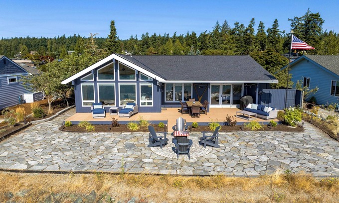 La Conner House | Waterfront View Retreat on Swinomish Channel – 2BR + Den - 30 Day Stay Min