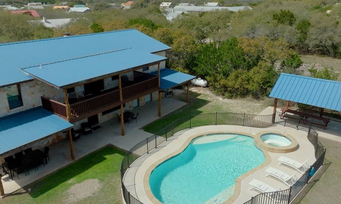 Concan Cabin | Watering Hole/Near Golf Course Multi-Family/FREE Frio @ Gravel Bar w/Concan VIP