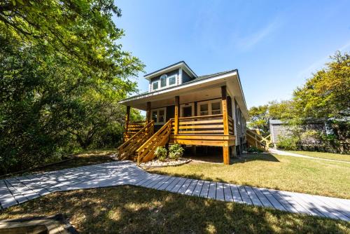 Waves House | Watermen's Hideout - Waterfront 2-Bed, 1-Bath Cottage with HOT TUB & Private Dog Run!