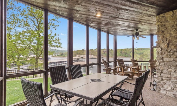 Indian Point House | WaterMill Cove Lakefront Lodge 4~By Silver Dollar City~2 POOLS~Dock~Free Amenities