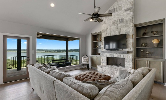 Canyon Lake House | “WATERS-EDGE” A WATERFRONT home! Hot Tub! VIEWS!
