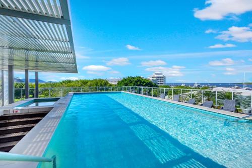Cairns Central Business District Apartment | Waters Edge @ Harbour Lights