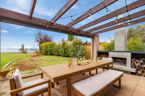 Motuoapa House | Waters Edge Retreat - Motuoapa Holiday Home