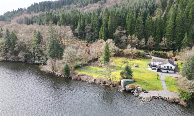 Arrochar House | WATERSIDE 3 BED COTTAGE, HOT TUB, SAUNA, PVT BEACH