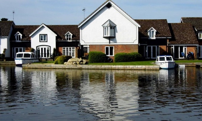 Wroxham Cottage | Waterside holiday cottage with own mooring & fishing. 2-bedroom (Double & Twin)