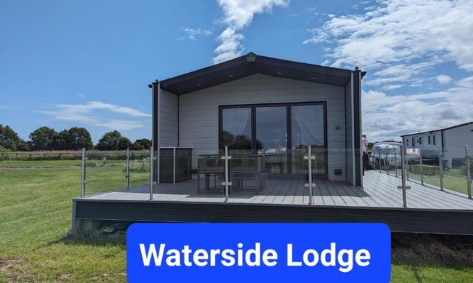 Sandilands House | Waterside Lodge - Dog Friendly Sutton on Sea