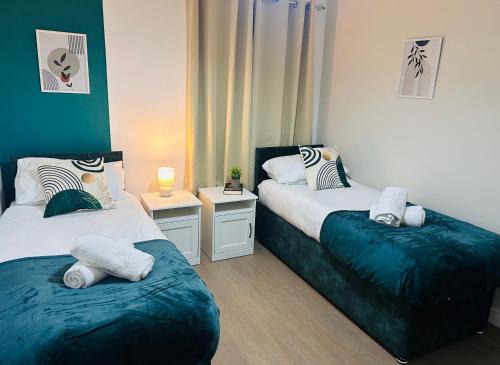 Winshill House | Waterside Stay- 3 Bed House- Sleeps 5- Parking- Fast Wifi