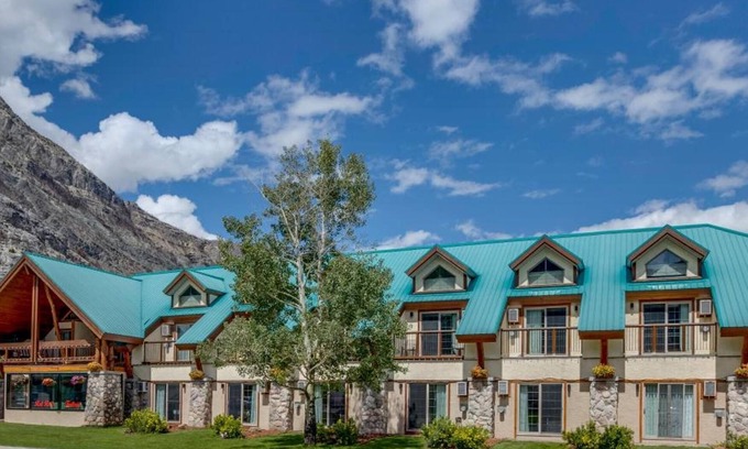 Waterton Park Hotel | Waterton Glacier Suites