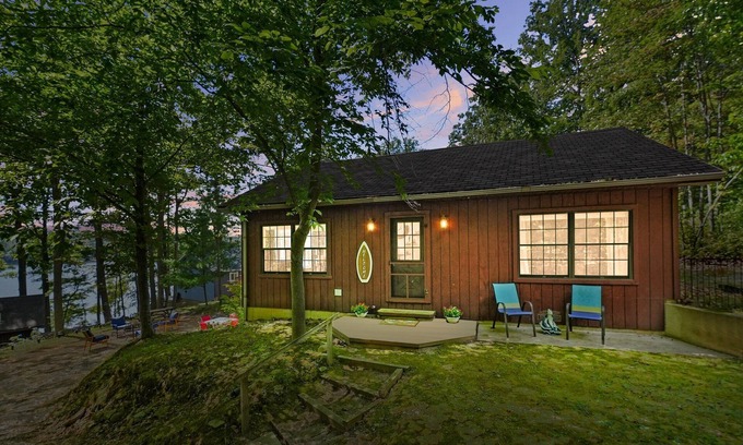 Le Roy Cottage | Waterview 2-bedroom cabin on Sunrise Lake in Le Roy with lake and WiFi access.