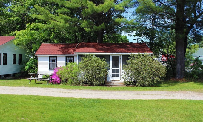 North Sebago Cottage | Waterview Cottage-Private Beach-Pets Welcome - Round Table Lodge, Sebago, Maine