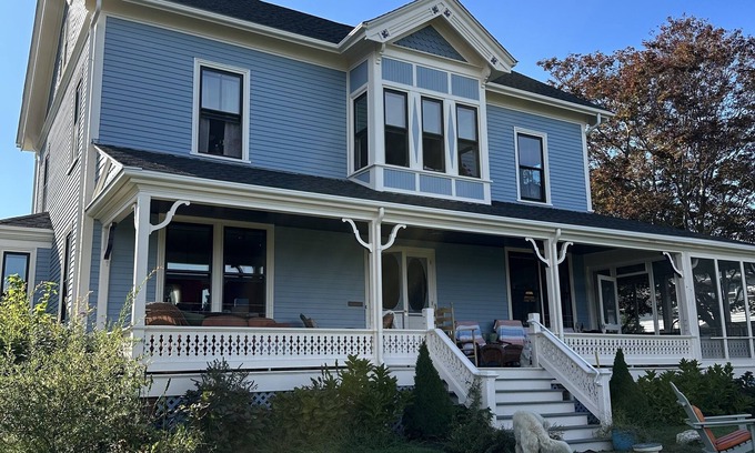 Jamestown House | WATERVIEW Elegant Jamestown Home 15% END OF SUMMER DISCOUNT + 15% WEEK DISCOUNT