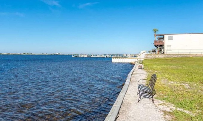 Fort Walton Beach Condo | Waterview penthouse condo on inter coastal waterway with pool