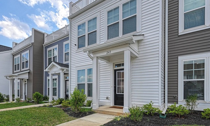 Mineral House | Waterview Townhouse within walking distance of Lake Anna Taphouse