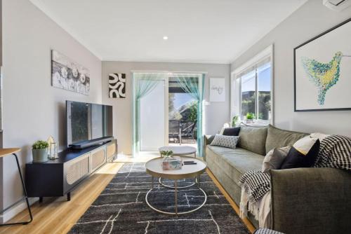 Wanniassa House | Wattlebird Cottage - Chic Comfort near Mount Taylor