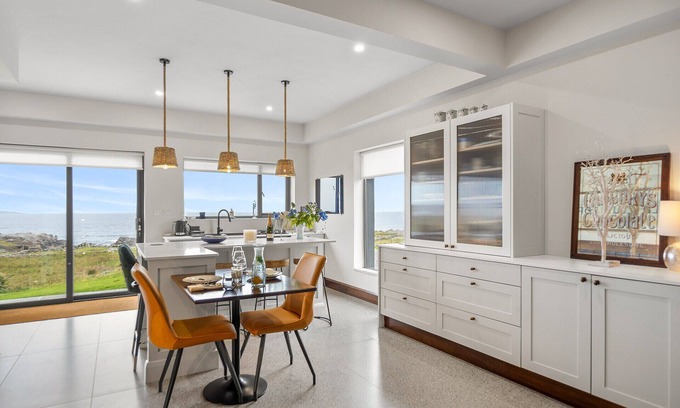 Roundstone Ski Chalet | Wave Watcher- Luxurious Chalet