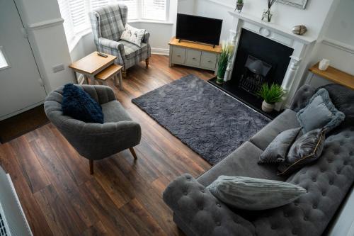 Flamborough House | Wavecrest Cottage with Hot Tub Garden Sleeps 8