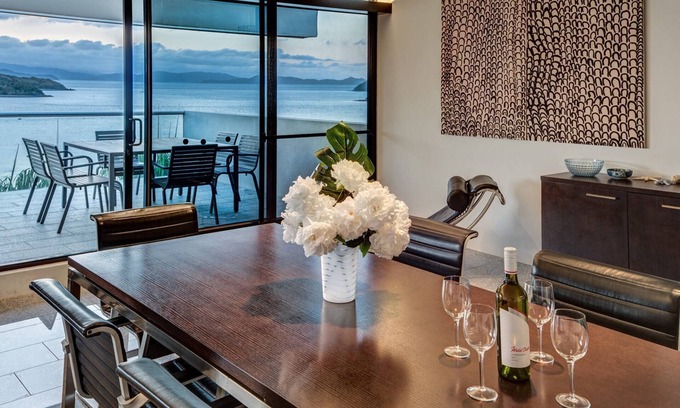 Hamilton Island House | Waves 3 Hamilton Island - oceanviews, golf buggy and transfers