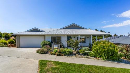 Lake Bunga House | Waves and Blossoms