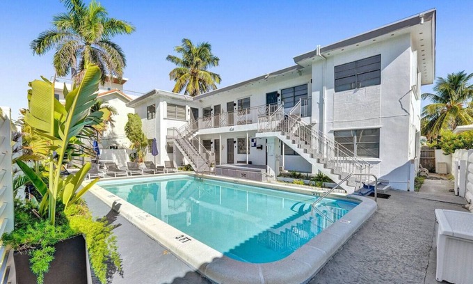 North Beach Apartment | Waves on Desoto 1 bed pool view # 6