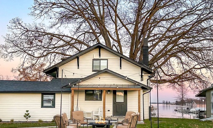 Syracuse House | Wawasee Lake Channel Cottage Newly Renovated